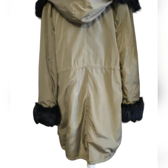 Roiii Winter Coat Luxury Women's (Faux Fur) Hooded Long Jacket. (Size/ M) - Picture 14 of 15